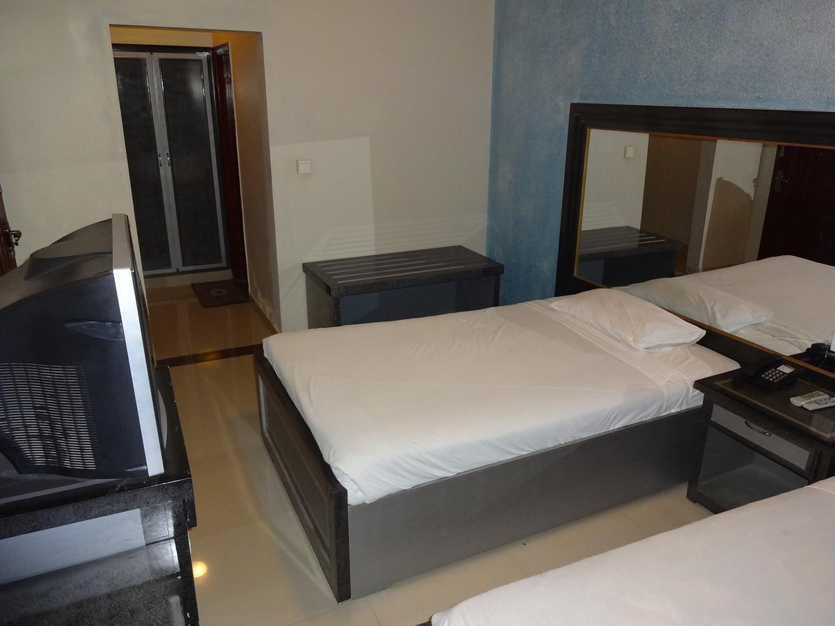 Hotel Sky Towers Karachi Exterior photo