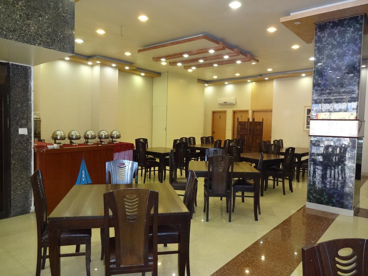 Hotel Sky Towers Karachi Exterior photo